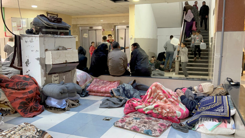Plastinci, ki so zaradi izraelskega bombandiranja ostali brez domov, so si zatočišče našli v bolnišnici Naser