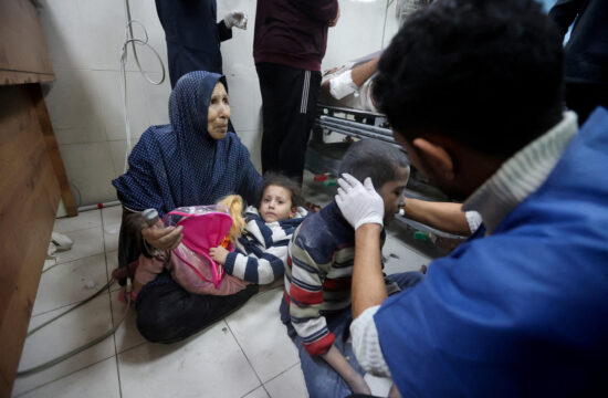 Poškodovani palestinski otroci v bolnišnici Naser