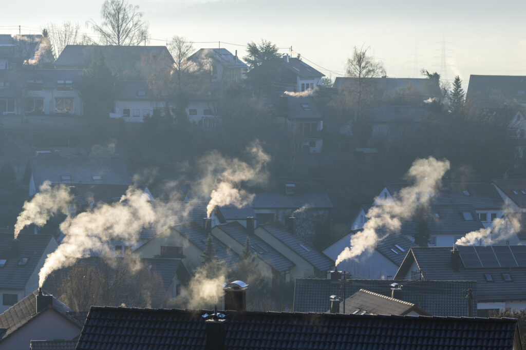 kurjenje, dimniki, trda goriva, onesnaženje, onesnaženost zdaka, trdi delci, PM10, PM2,5, lesna biomasa, kurjava