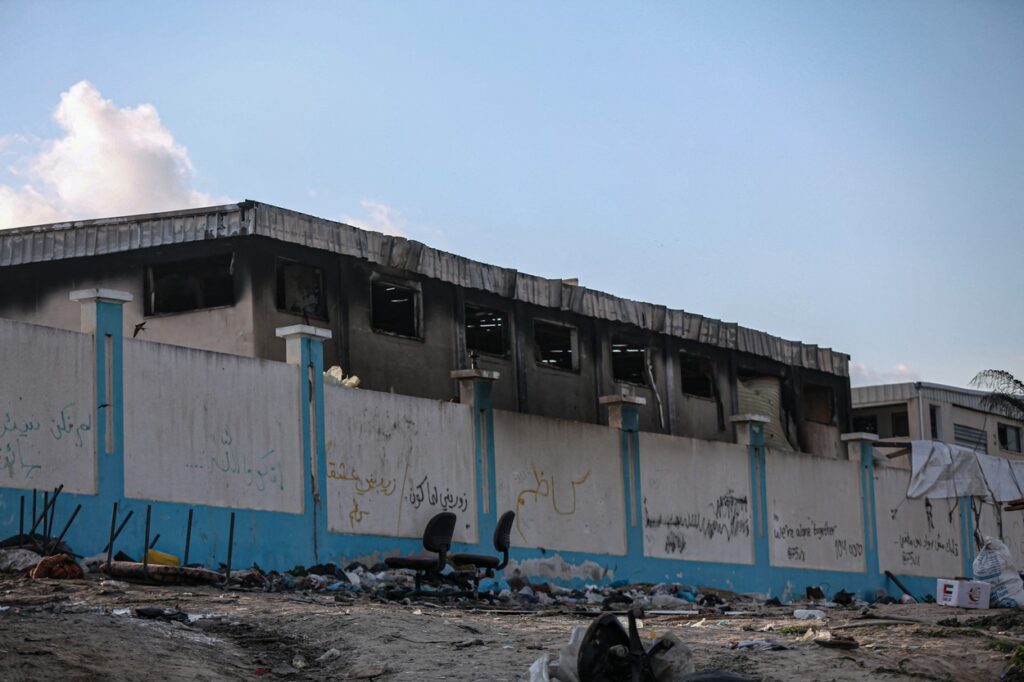 Uničen sedež UNRWA v Han Junisu