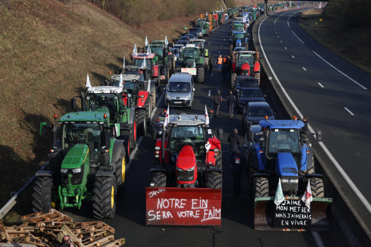 traktorji blokirajo cesto