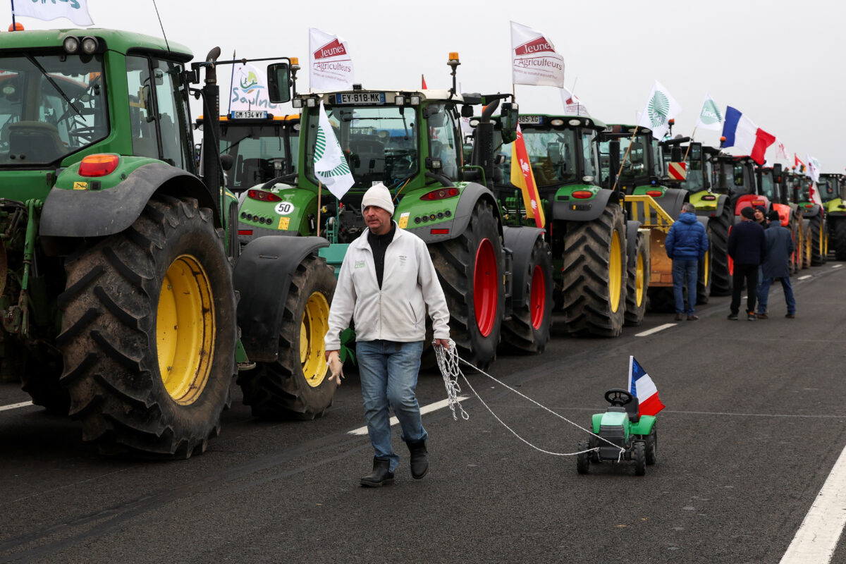 Les agriculteurs français intensifient la pression sur le gouvernement : ils bloquent les routes devant Paris