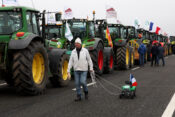 traktorji in človek z igračko traktor