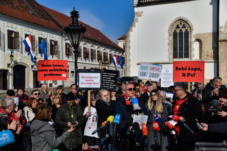 Protest novinarjev hrvaškega novinarskega društva