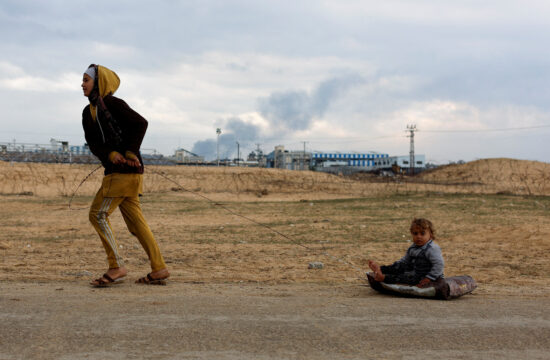 Otrok in ženska v okolici Han Junisa v Gazi