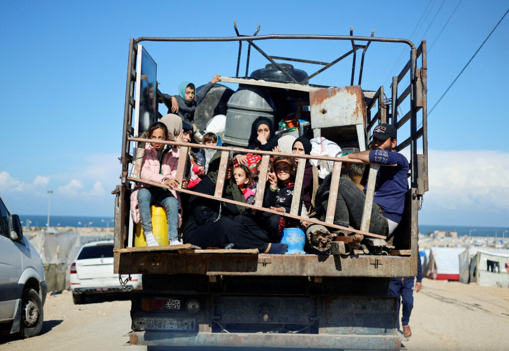 Palestinski begunci bežijo iz Han Junisa proti Rafi