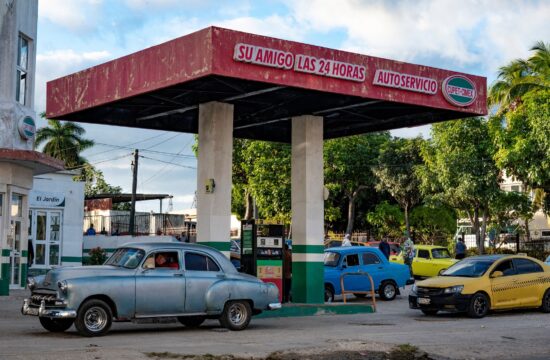 Vozniki na bencinski črpalki na Kubi