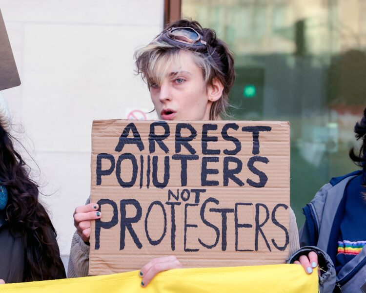 Protest pred sodiščem v Londonu