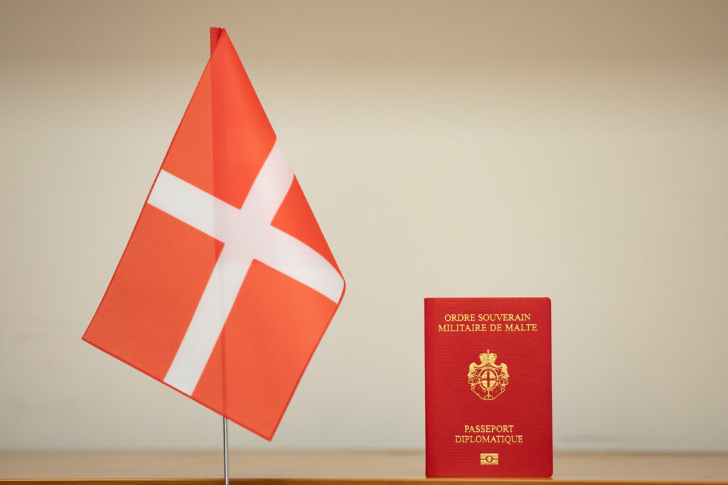 Zastava in potni list suverenega malteškega viteškega reda