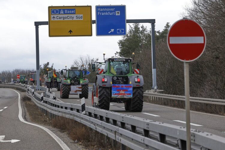 Nemški kmetje protestirali ob frankfurtskem letališču