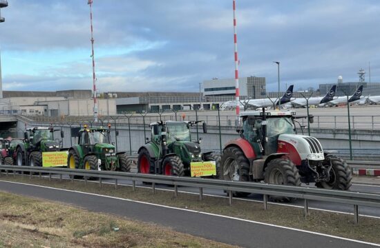 Nemški kmetje protestirali ob frankfurtskem letališču