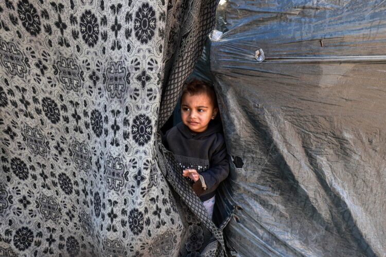Pregnani palestinski otrok v begunskem taborišču Rafa