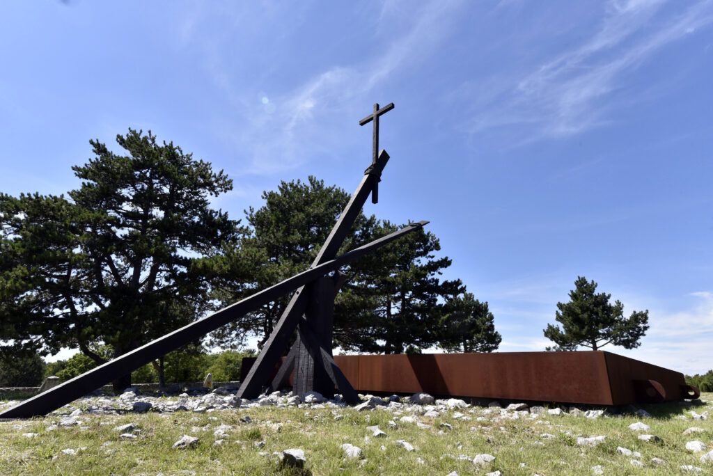 Spomenik žrtvam povojnih pobojev v Bazovici