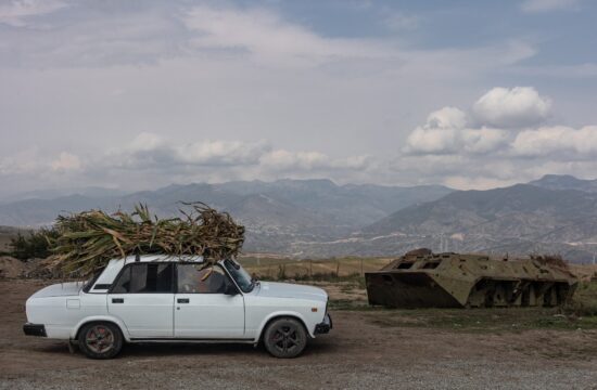 avto na meji med armenijo in azerbajdžanom