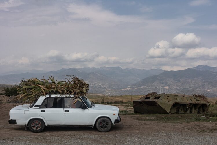 avto na meji med armenijo in azerbajdžanom