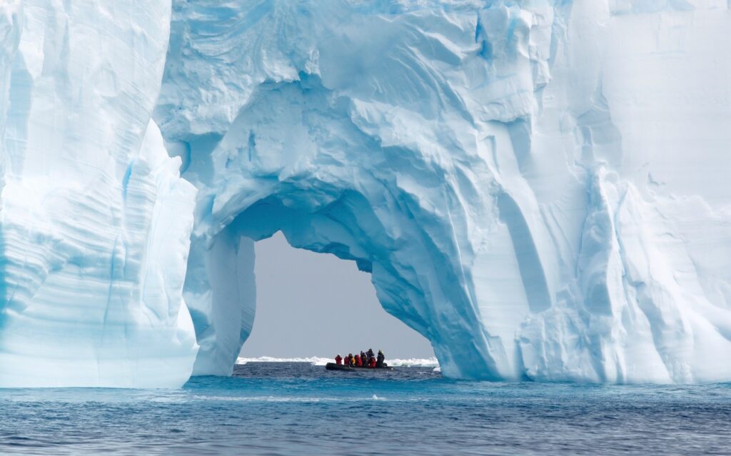 čoln pod ledeno goro