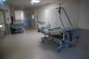 Prazni bolnišnični postelji