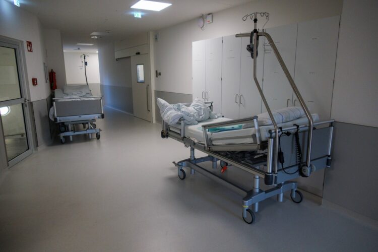 Prazni bolnišnični postelji