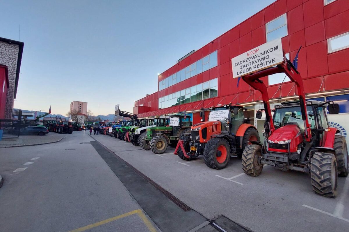 Kmečki protest: v Celju zbrana množica kmetov s traktorji. Kaj zahtevajo?
