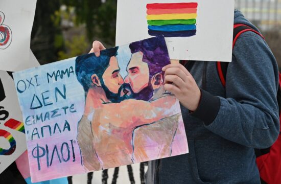 Protest v Atenah v podporo istospolnim porokamo