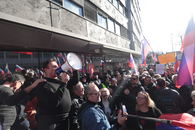 Protest pred RTV Slovenija, Ljubljana 16.2.2024