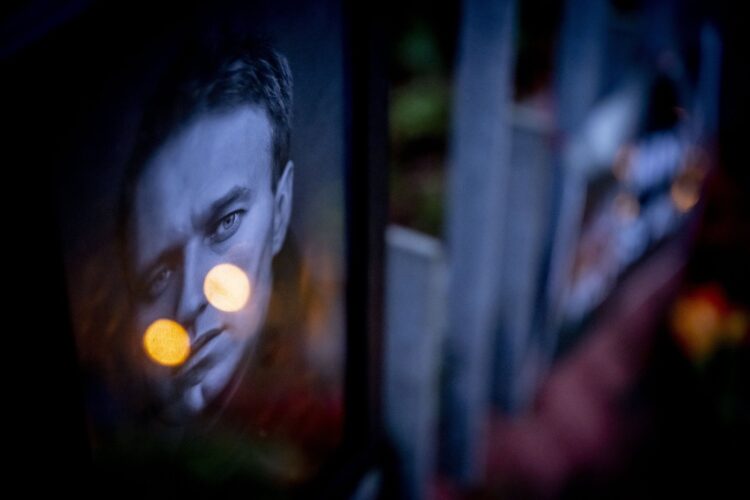 Slika Alekseja Navalnega pred rusko ambasado v Haagu