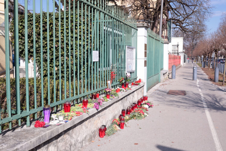 Sveče in cvetje pred nemškim veleposlaništvom v Ljubljani