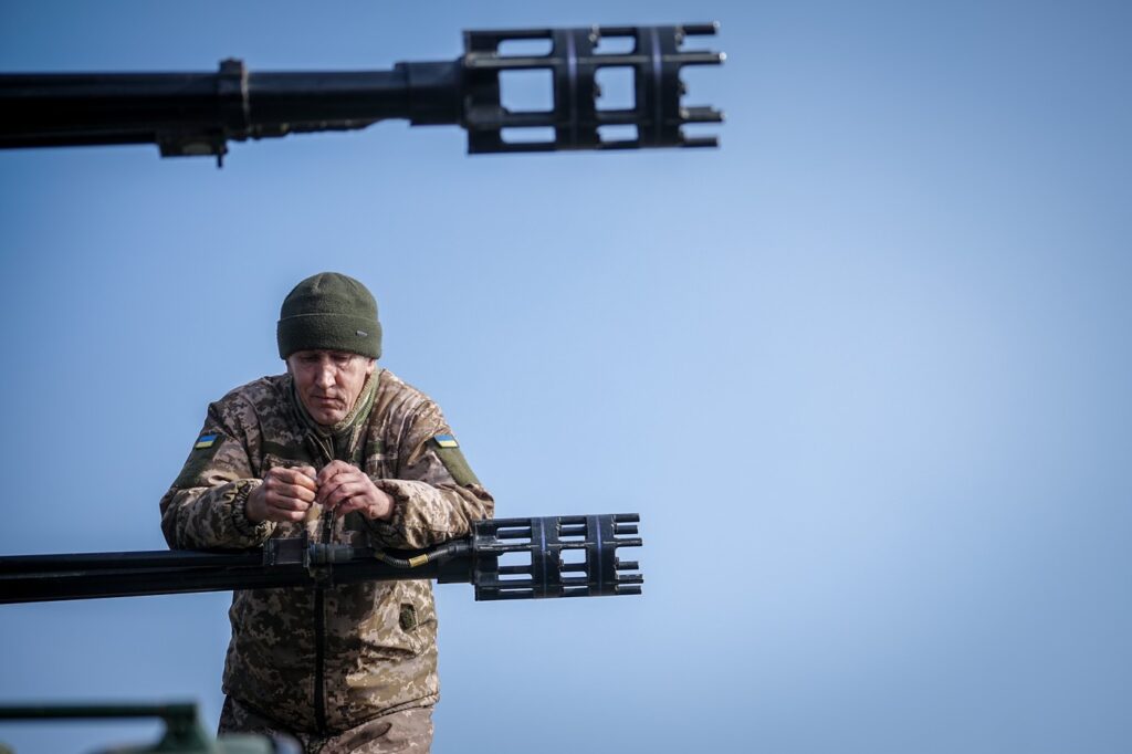 Ukrajinski vojak ob nemškem protiletalskem sistemu gepard v Odesi