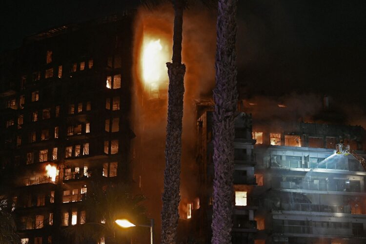 Obsežen požar v Valencii