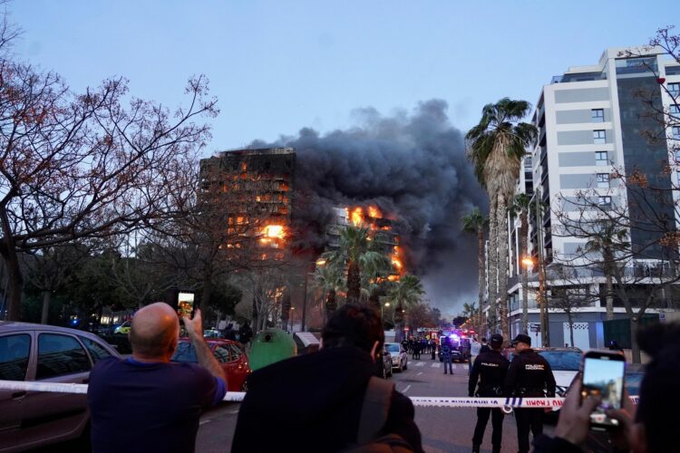 Obsežen požar v Valencii