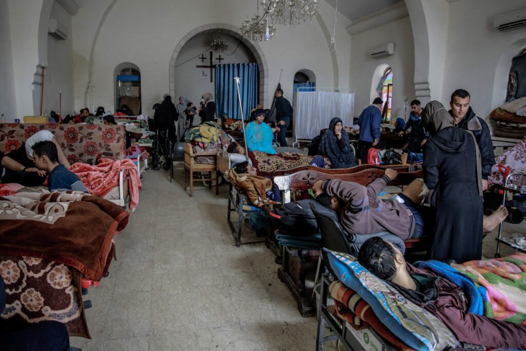 Ranjeni Palestinci, ki se zdravijo v cerkvi sv. Filipa