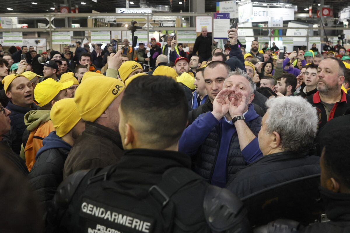 Francoski kmetje se ne hecajo: vdrli na sejmišče, kjer je sestankoval Macron