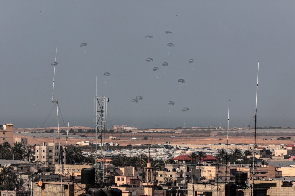 Pošiljke pomoči, ki jih z letal meče jordanijska vojska