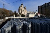 Ograja, ki jo pred pogrebom Alekseja Navalnega postavljajo okoli pokopališča v Moskvi