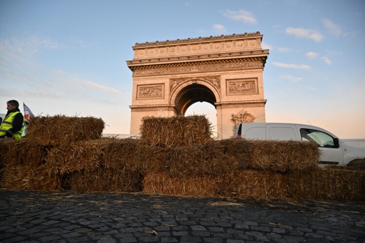 protest kmetov v Pariz