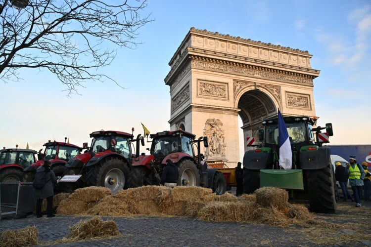 protest kmetov v Pariz