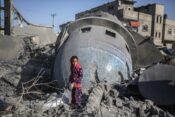 Otrok ob ruševinah mošeje v osrednji Gazi