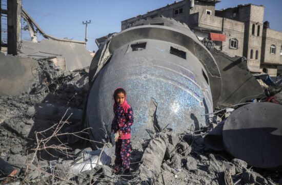 Otrok ob ruševinah mošeje v osrednji Gazi