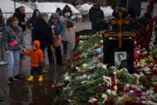 Ljudje polagajo cvetje na grob Navalnega