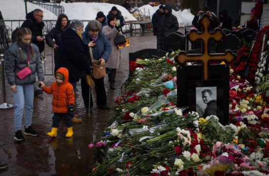 Ljudje polagajo cvetje na grob Navalnega