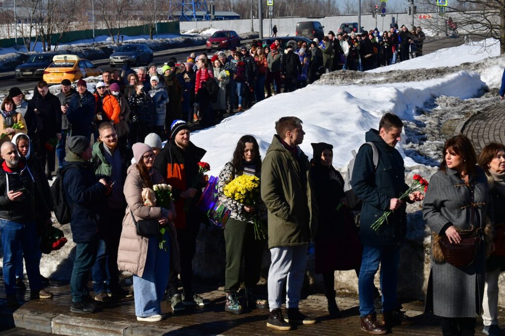 Ljudje polagajo cvetje na grob Navalnega 