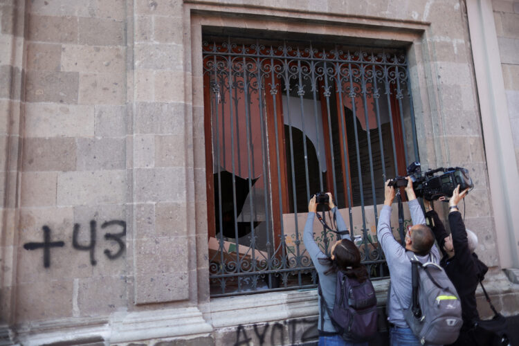 V Mehiki so protestniki vdrli v predsedniško palačo