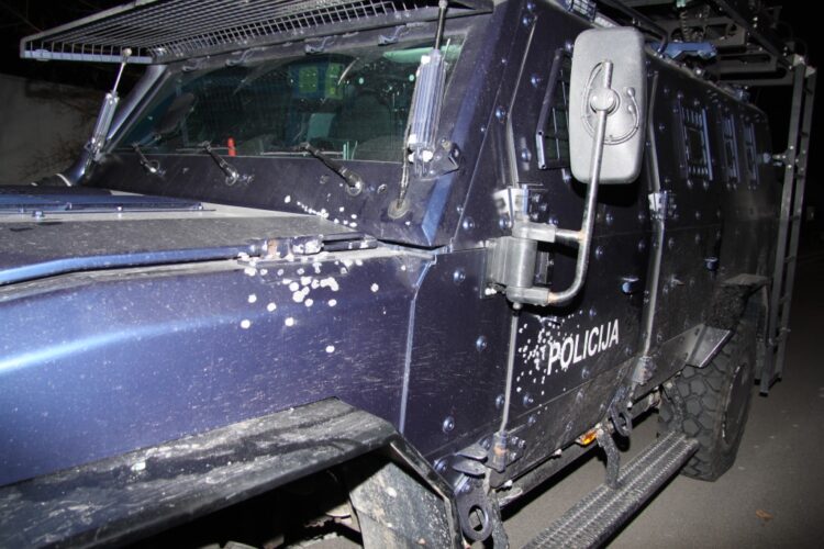 Poškodovano policijsko specialno vozilo