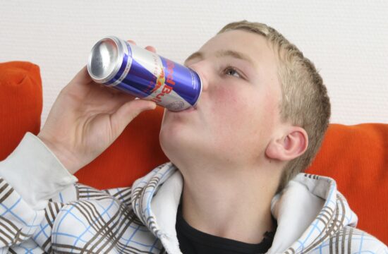 otrok pije energijsko pijačo