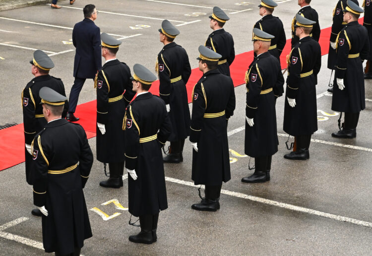 Na obrambnem ministrstvu sta se sestala obrambna ministra Slovenije in Madžarske Marjan Šarec in Kristof Szalay-Bobrovniczky