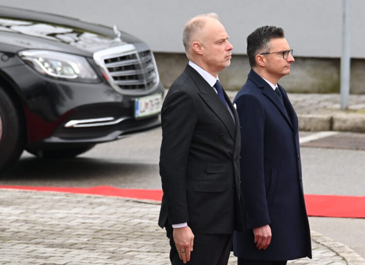 Na obrambnem ministrstvu sta se sestala obrambna ministra Slovenije in Madžarske Marjan Šarec in Kristof Szalay-Bobrovniczky