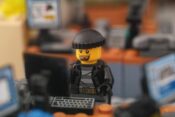 Lego lutka - vlomilec, ki sedi pred računalnikom