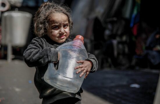 Otrok z vodo v Gazi
