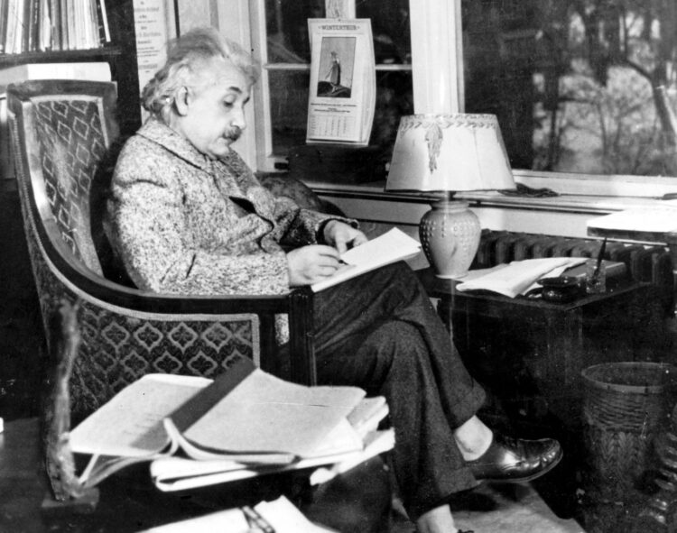 Albert Einstein, fizik, fizika, relativnostna teorija, nogavice