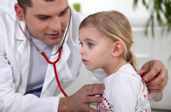 otrok med pregledom pri zdravniku